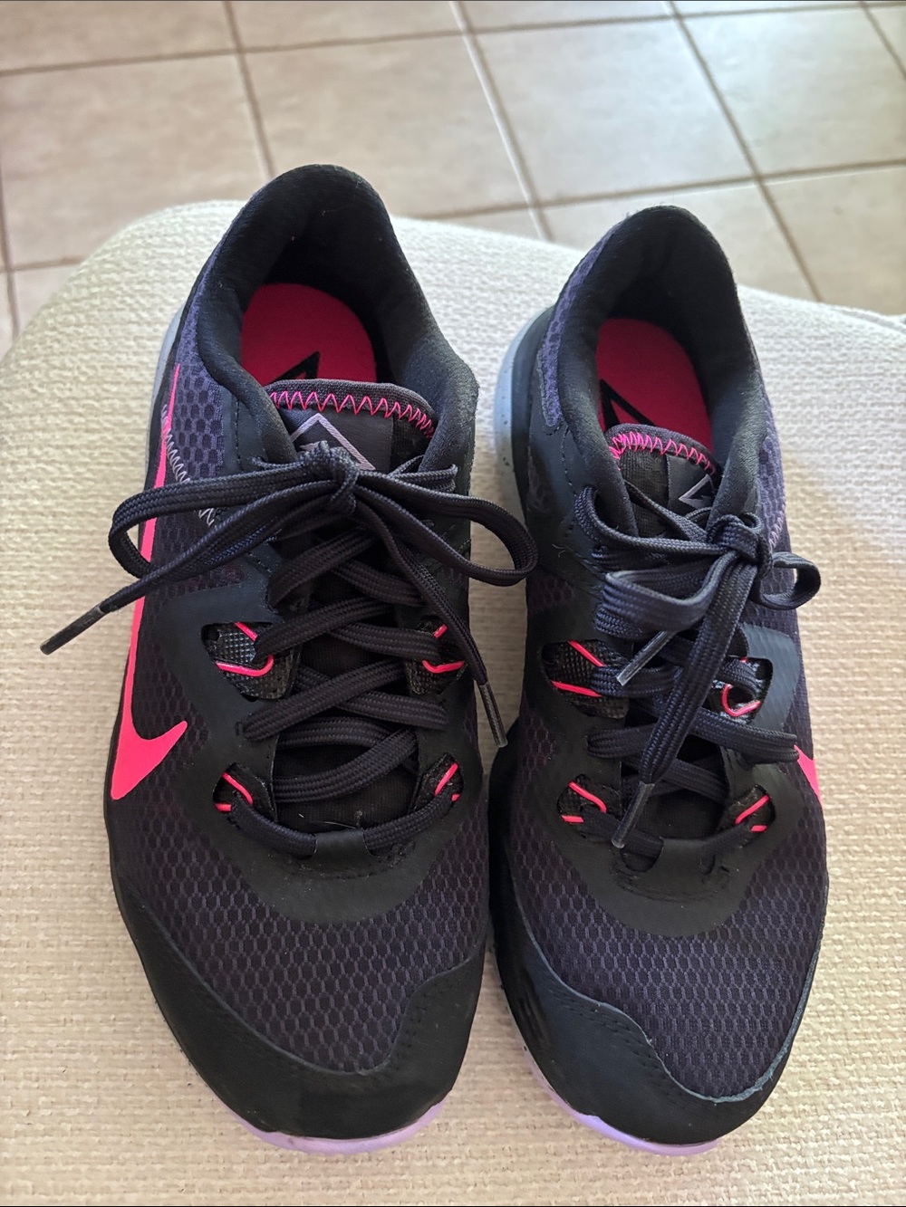 Nike Women Black and Hot Pink Athletic Running Shoes